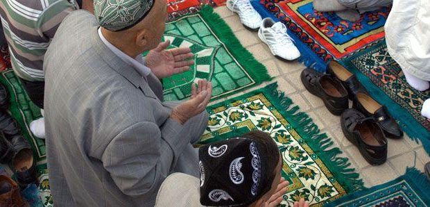 Bolehkah Berdoa di Dalam Shalat Menggunakan selain Bahasa Arab - MuadzDotCom - Sahabat Belajar Islam