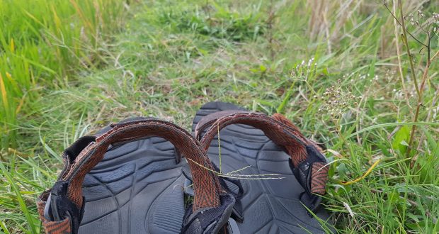 Hukum Memakai Sandal saat di Kuburan - MuadzDotCom - Sahabat Belajar Islam