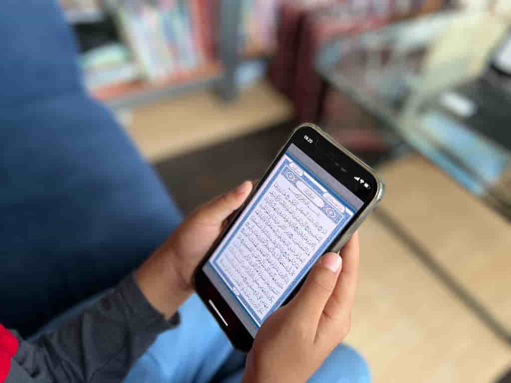 Hukum Membaca Al-Quran di Aplikasi Handphone tanpa Berwudu - MuadzDotCom - Sahabat Belajar Islam