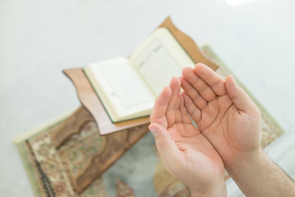 Hukum Meminta Doa kepada Orang Shalih - Muadz.com