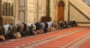 Shalat Menjadi Sebab Diampuninya Dosa-Dosa - MuadzDotCom - Sahabat Belajar Islam